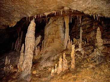 Stalagmiter och stalaktiter.